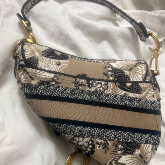 Spring 2024 Dior Beige Floral Canvas Saddle Bag – Limited Edition - Picture 3 of 5